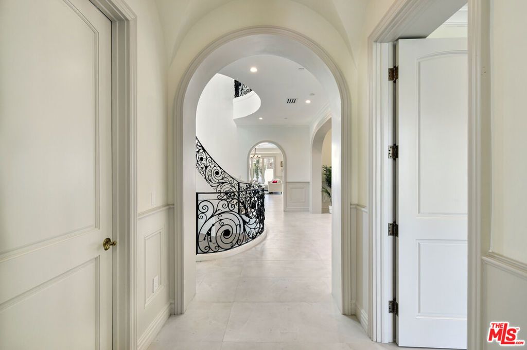 Photo of 548 15th Street, Santa Monica, CA 90402 (MLS # 25524047)