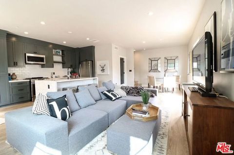 Photo of 1253 S Plymouth Blvd, Los Angeles, CA 90019 (MLS # 26646415)