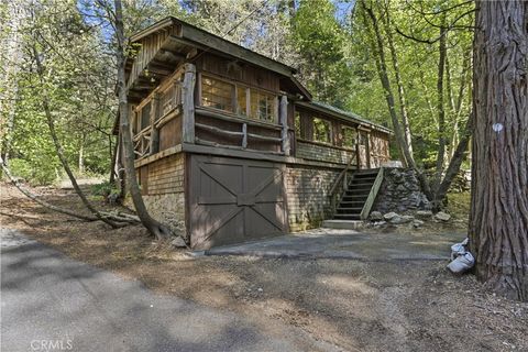 Photo of 815 Cottage Grove Rd, Lake Arrowhead, CA 92352 (MLS # HD26094770)