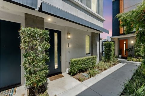 Photo of 206 Alamo Court, Long Beach, CA 90802 (MLS # PW25137842) Photo of 206 Alamo Court, Long Beach, CA 90802 (MLS # PW25137842)