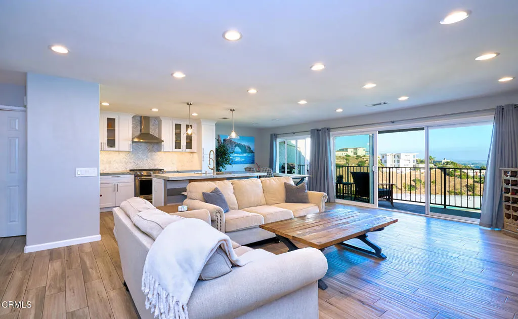 Ventura, California 93001, United States, 2 Bedrooms Bedrooms, ,3 BathroomsBathrooms,Residential,Active,212245