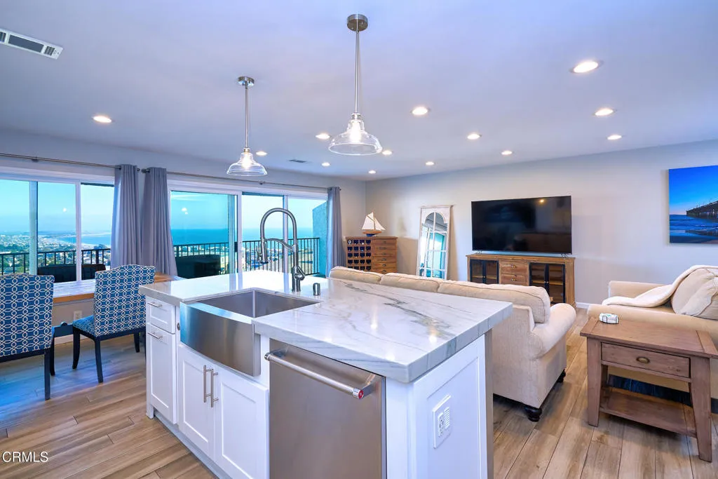 Ventura, California 93001, United States, 2 Bedrooms Bedrooms, ,3 BathroomsBathrooms,Residential,Active,212245