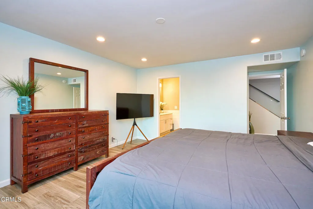 Ventura, California 93001, United States, 2 Bedrooms Bedrooms, ,3 BathroomsBathrooms,Residential,Active,212245