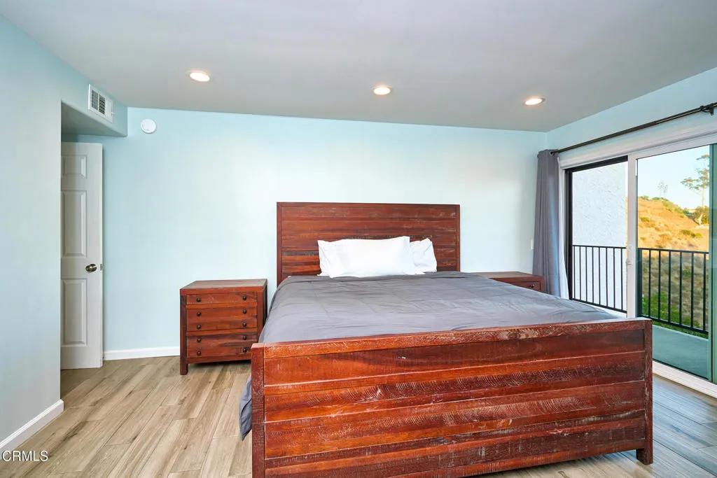 Ventura, California 93001, United States, 2 Bedrooms Bedrooms, ,3 BathroomsBathrooms,Residential,Active,212245