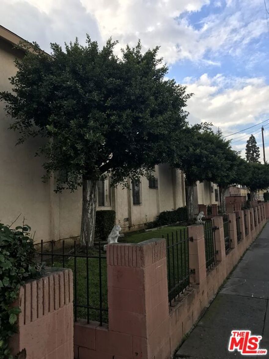 Remodeled Townhouse Style 4BR/2BA in Vermont Vista - Located in a gated building, this property has it all. A common courtyard area, close proximity to the 110, and walking distance to several parks. Amenities include: Gated Parking Private Patio Space W/D Hookups Remodeled Kitchen Remodeled Bathrooms Stove, Oven, Refrigerator, Microwave Large Closet Storage.   Available now.   1/2 month free rent upon approved credit.