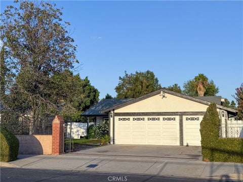 Photo of 9952 Independence Avenue, Chatsworth, CA 91311 (MLS # SR26216373)