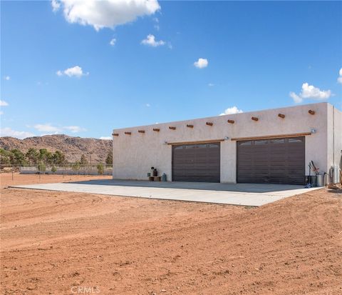 Photo of 13776 Natoma Road, Apple Valley, CA 92307 (MLS # HD25155170)