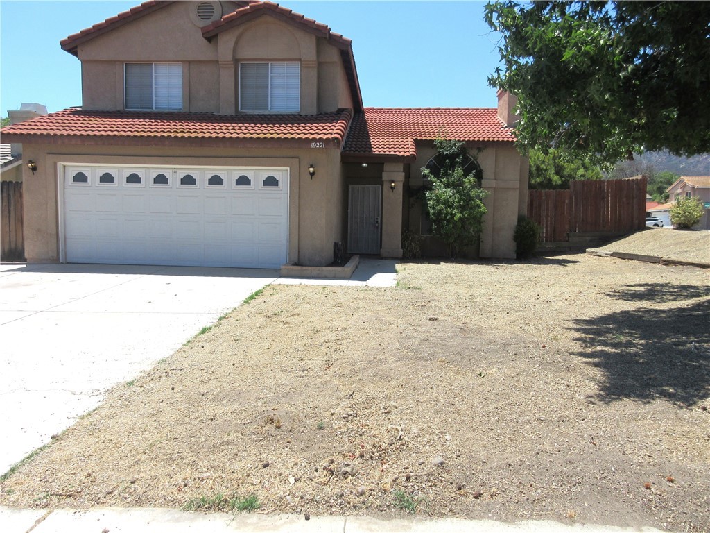 Beautiful 3 Bedroom, 2-1/2 Bath, 2 Car Garage corner lot home with small Trailer Parking. This home has separate living and family rooms, a separate dining area, storage closet, ceiling fans, kitchen with dining niche area, granite counter tops and white cabinets.
