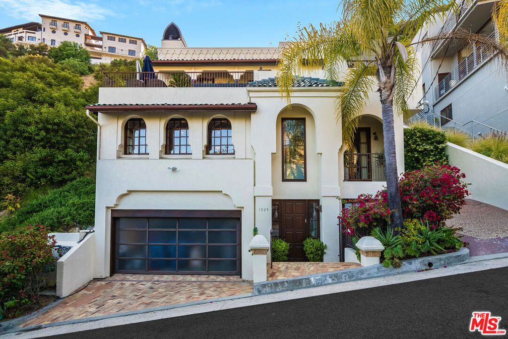 Photo of 1925 Curson Place, Los Angeles, CA 90046 (MLS # 25582703)