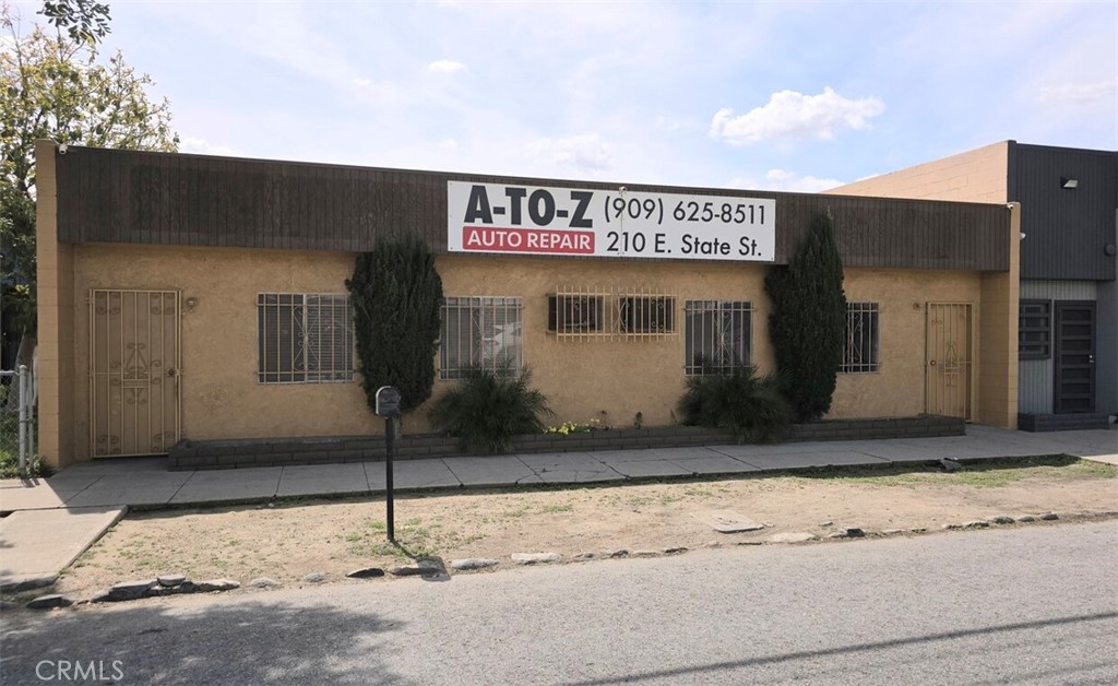 Industrial Building For Sale. (2) Two-unit Building, (2) offices, (2) Restrooms, (4) Bay Doors, Private Yard. Ownership is willing to improve property: New Paint (interior and exterior), (2) New Bathrooms, New Air Conditioning, (4) New Garage Doors, Electrical work, and Clean up.
2,428 SF Industrial Property on 6,534 SF private yard. (2) Two-unit automotive building with 4 garage bays and space for an outside auto lift.
