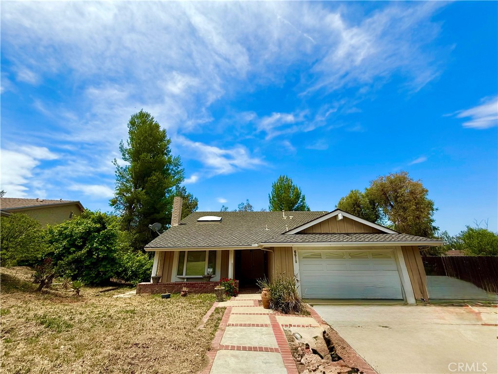 Prime Investment Opportunity in Oak Park – No HOA! Amazing Fixer Opportunity (!!!)
Located in the heart of one of Ventura County’s most desirable neighborhoods, this 4-bedroom, 3-bathroom home sits on an expansive 8,276 sq ft lot and offers incredible potential for investors, flippers, or buyers looking for a project. With great bones and a spacious layout, this fixer-upper is the perfect canvas to renovate and create long-term value. Surrounded by top-rated schools, parks, and local amenities—and with no HOA—this is a rare chance to invest in a premium Oak Park location.