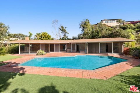 Photo of 590 N Tigertail Road, Los Angeles, CA 90049 (MLS # 26652177)