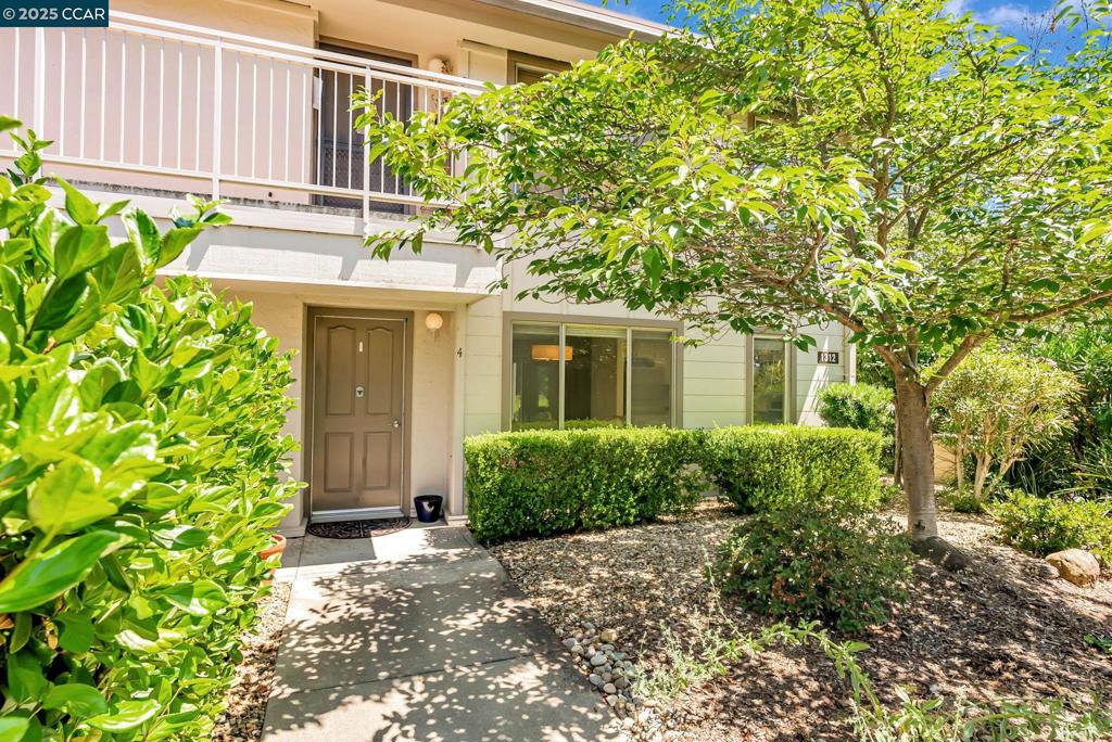 Easy level-in home, no stairs, corner first floor unit, located in quiet peaceful part of Rossmoor. Nicely appointed home with updates, granite kitchen counters, fresh paint, hardwood flooring. Nice relaxing patio off living room and much much more. A great place to call home, come enjoy the many, many amenities Rossmoor has to offer...
