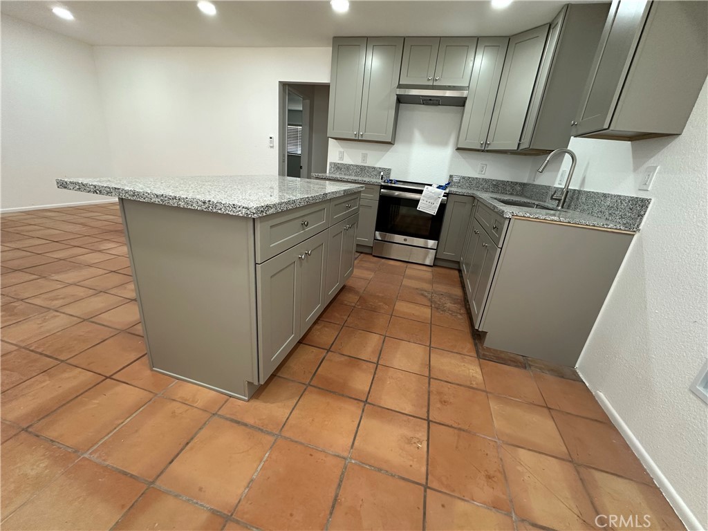 2 Units completely remodeled. One unit already rented. Close to supermarket and downtown. Public transit facilities few feet away.
Don't miss the opportunity to live in one unit and knowing you already have a tenant producing income