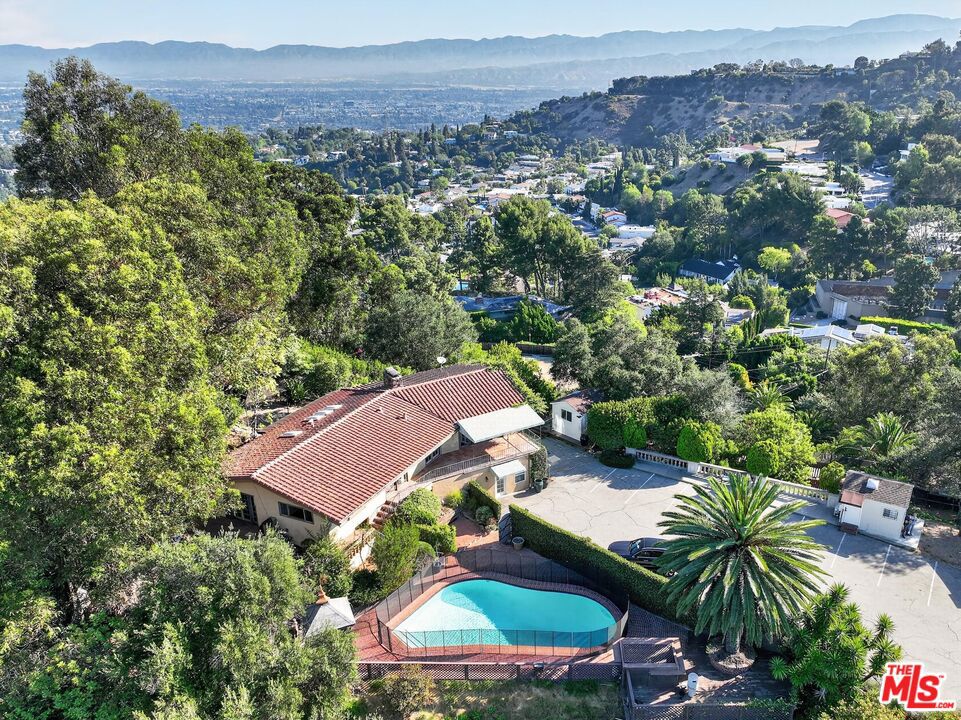 Photo of 8207 Mulholland Drive, Los Angeles, CA 90046 (MLS # 26862191)