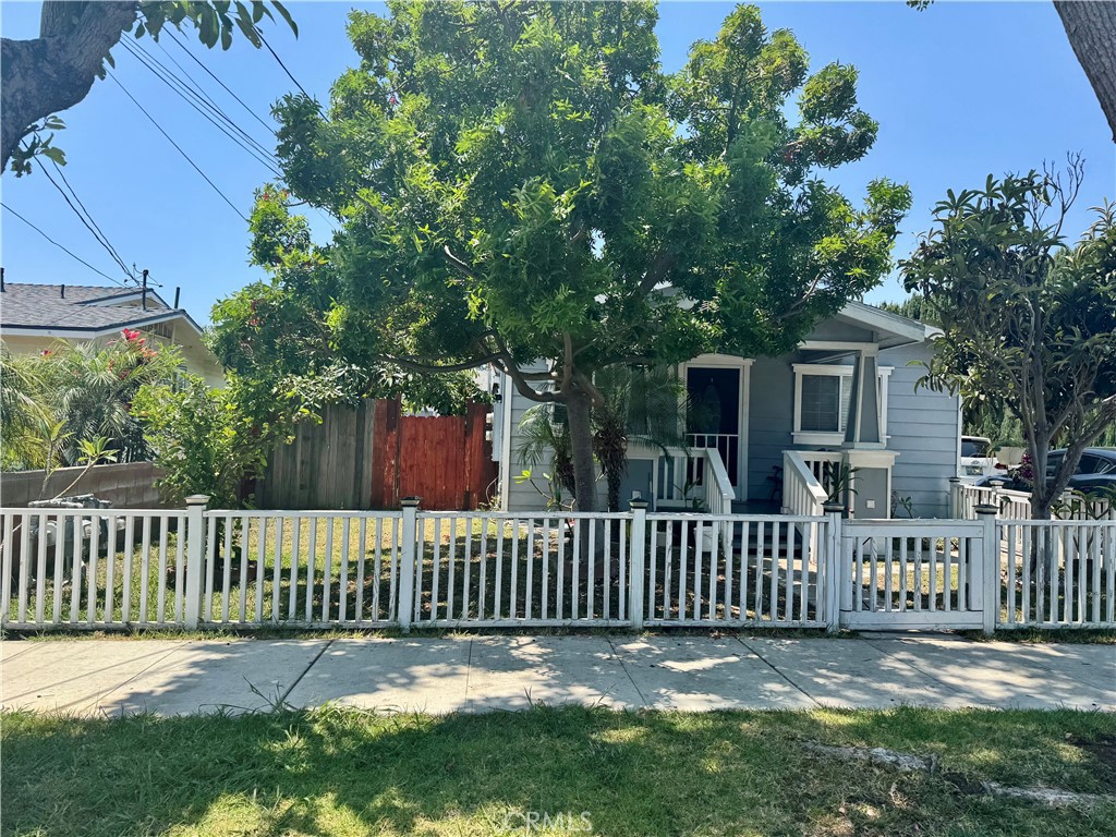 Welcome to your new home !!!
Beautiful 2 Bedroom 2 Bath front House in Old Towne Orange near the circle. Many wonderful restaurants and thrift stores. Craftsman House that has been newly remodeled. Walking distance to Chapman University and few blocks from Chapman Film School. Great for college students, family's and single folks. Granite countertops, stainless steel appliance, ceiling fans in all rooms, central air and heat, tile kitchen floors and newly installed vinyl flooring. Custom cabinets and recess lighting, laundry hookups with a stackable washer and dryer. Yard has a gated front and back, Fruit trees : Avocado, lime, loquats and space to have your own vegetable or herb garden. Plenty of street parking ( non permits ) Near buses, train station, hospitals and near 22/91/55/57 fwys.