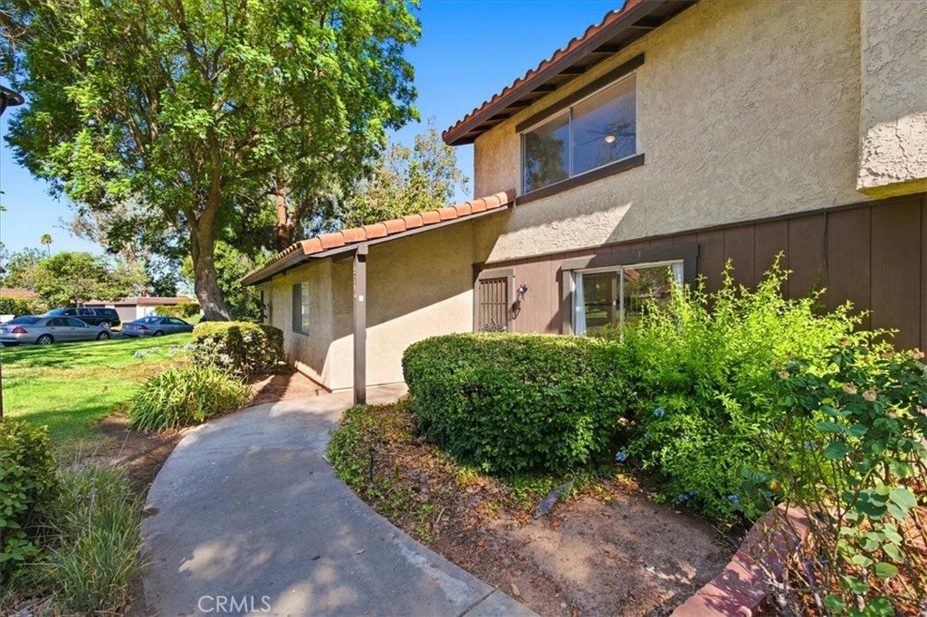 2749 Tropicana Dr