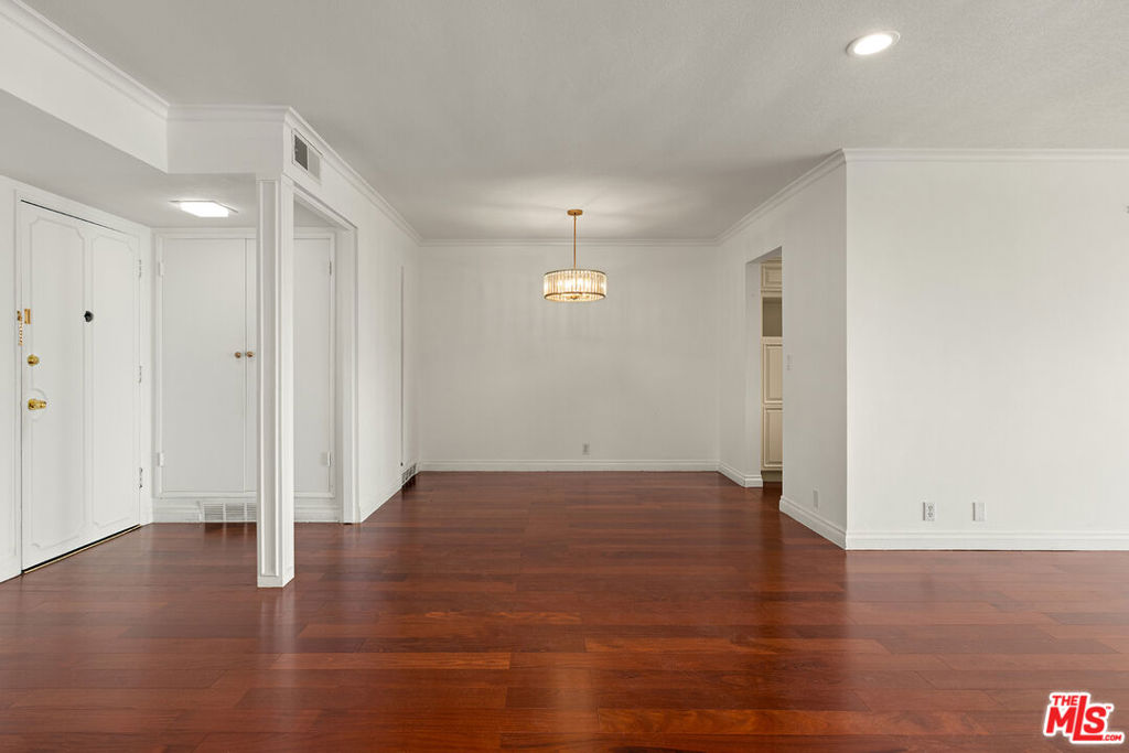 Properties 4 289 S Barrington Avenue A307