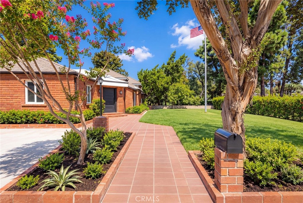 1815 S Santa Anita