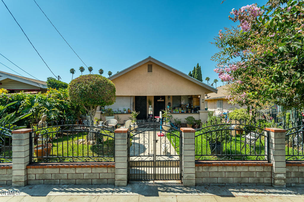 Investor Opportunity in Prime Boyle Heights LocationThis centrally located duplex features two 1-bedroom, 1-bathroom units, both occupied by stable, long-term tenants. With consistent rental income and potential for future value-add improvements, this property offers strong upside for the seasoned investor or first-time landlord. Situated in the high-demand Boyle Heights market, this is a smart addition to any portfolio -- whether you're looking for immediate cash flow or long-term appreciation.