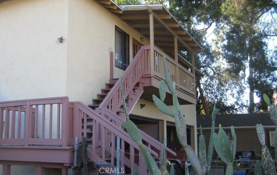 THIS SPACIOUS AND VERY PRIVATE 2 BED 1 BATH IS A UNIT LOCATED ABOVE A FOUR CAR GARAGE AND IN-BETWEEN THE FRONT MAIN HOUSE AND THE BACK GUESTHOUSE. UNIT HAS LAMINATED FLOORING, FULL KITCHEN, AND WASHER/DRYER IN GARAGE. IT INCLUDES THE OVER SIZED TWO CAR GARAGE.