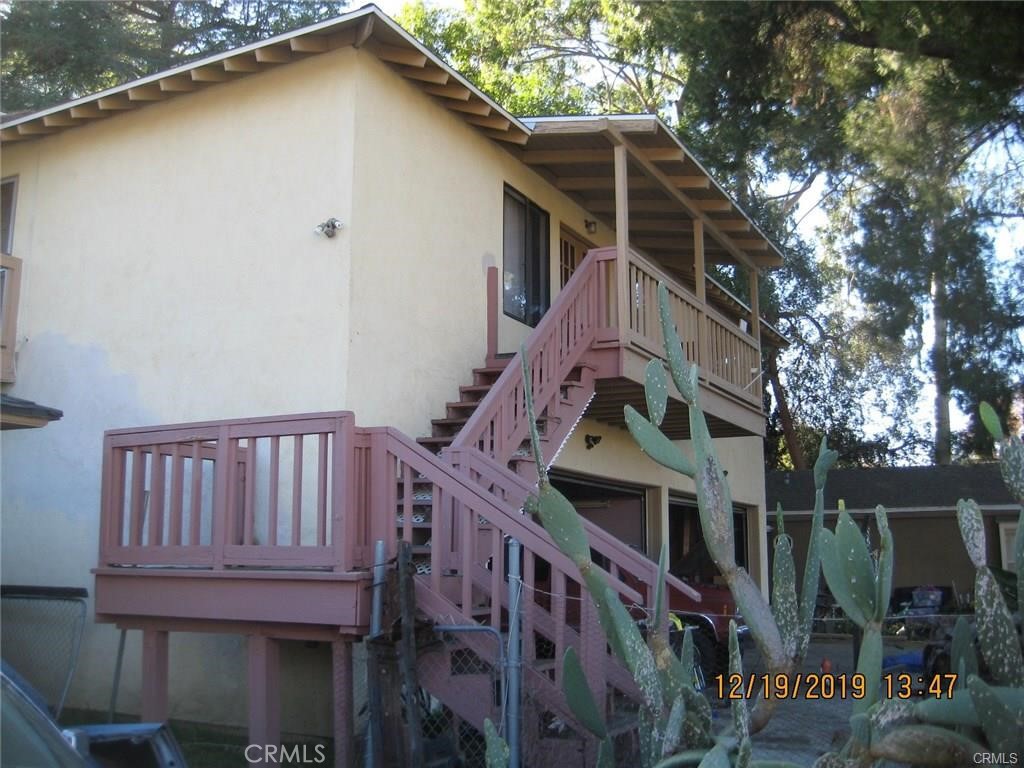 THIS SPACIOUS AND VERY PRIVATE 2 BED 1 BATH IS A UNIT LOCATED ABOVE A FOUR CAR GARAGE AND IN-BETWEEN THE FRONT MAIN HOUSE AND THE BACK GUESTHOUSE. UNIT HAS LAMINATED FLOORING, FULL KITCHEN, AND WASHER/DRYER IN GARAGE. IT INCLUDES THE OVER SIZED TWO CAR GARAGE.