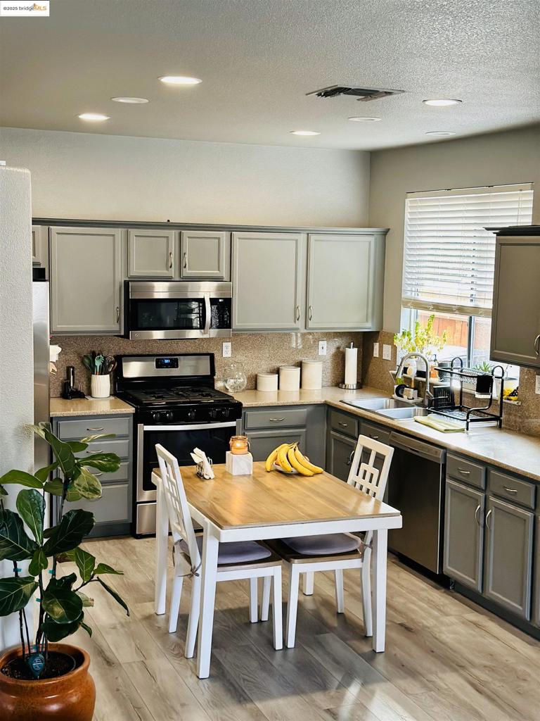 EDGEWOOD - Residential Lease