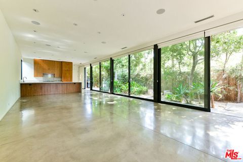 Photo of 848 Milwood Avenue, Venice, CA 90291 (MLS # 25548199) Photo of 848 Milwood Avenue, Venice, CA 90291 (MLS # 25548199)