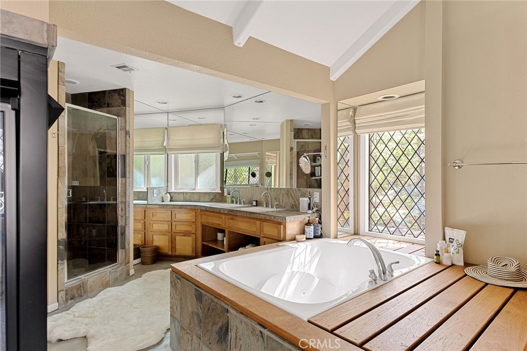 Lake Arrowhead, California, 92352, United States, 4 Bedrooms Bedrooms, ,4 BathroomsBathrooms,Residential,Active,2027293