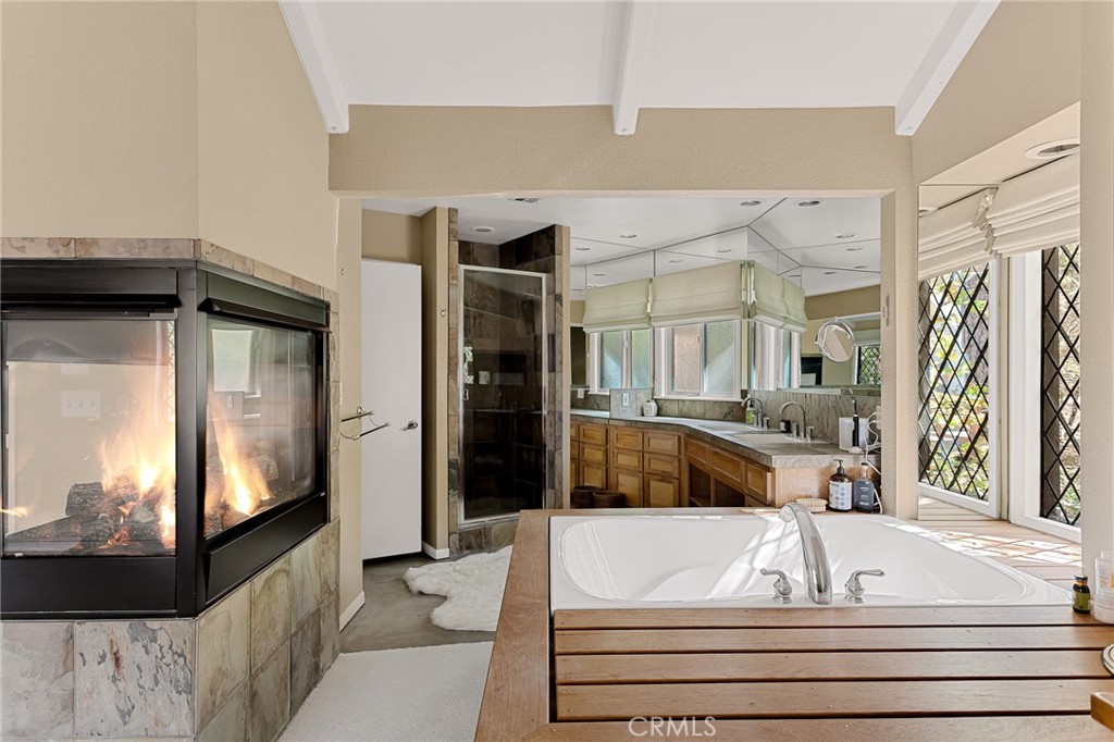 Lake Arrowhead, California, 92352, United States, 4 Bedrooms Bedrooms, ,4 BathroomsBathrooms,Residential,Active,2027293
