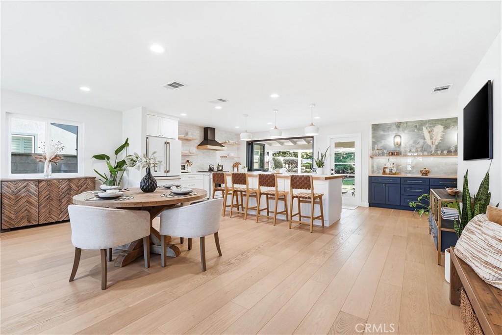 1124 E Maplewood Place