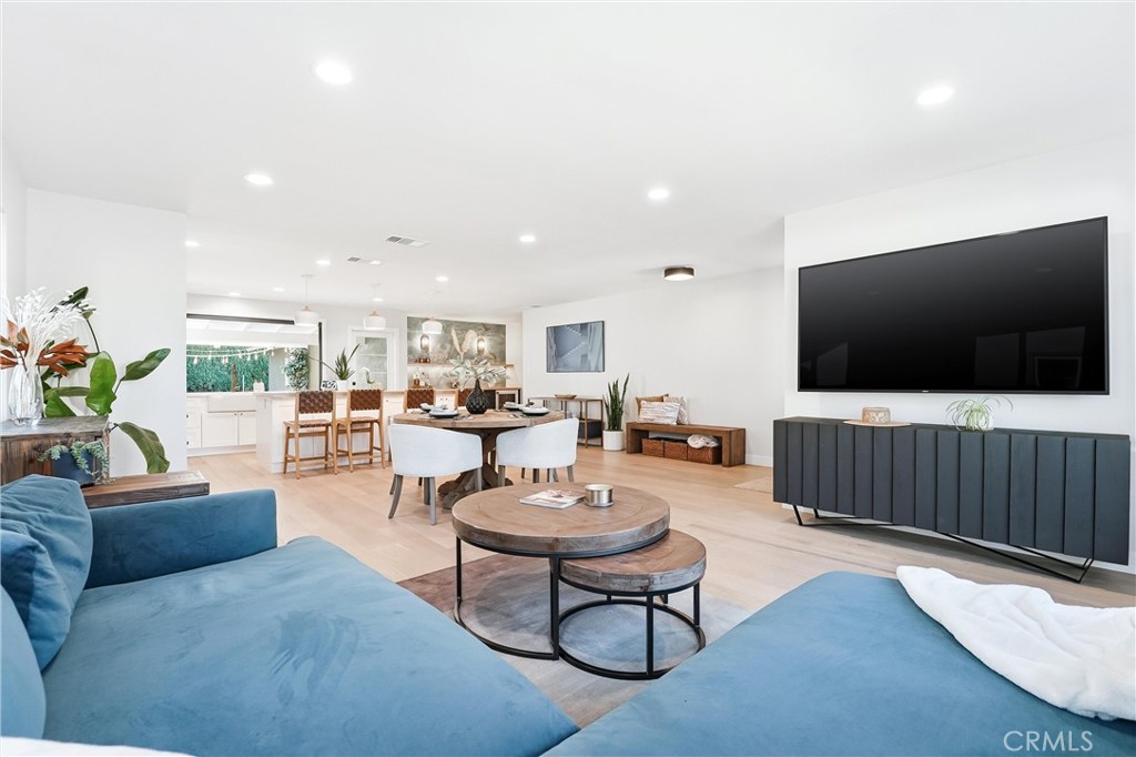 1124 E Maplewood Place