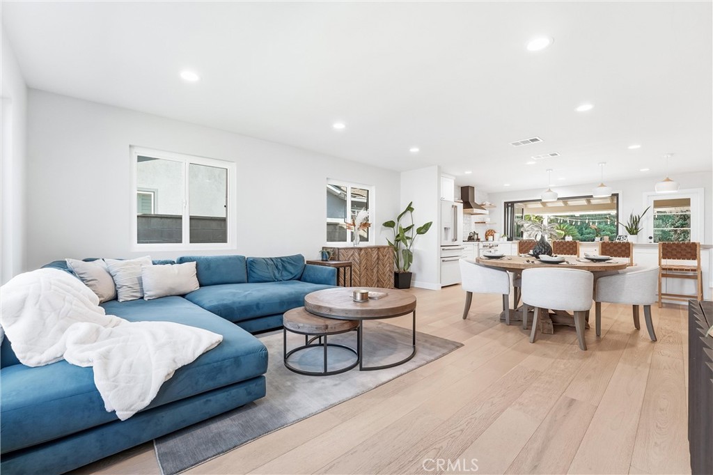 1124 E Maplewood Place