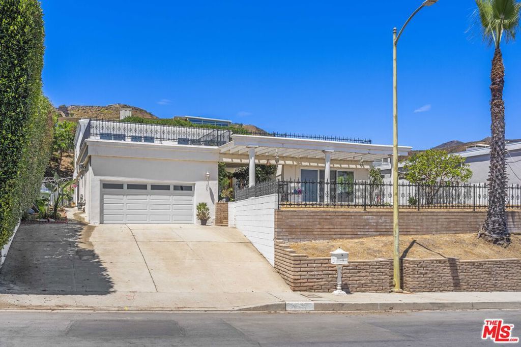 Photo of 16647 Charmel Lane, Pacific Palisades, CA 90272 (MLS # 25573751)
