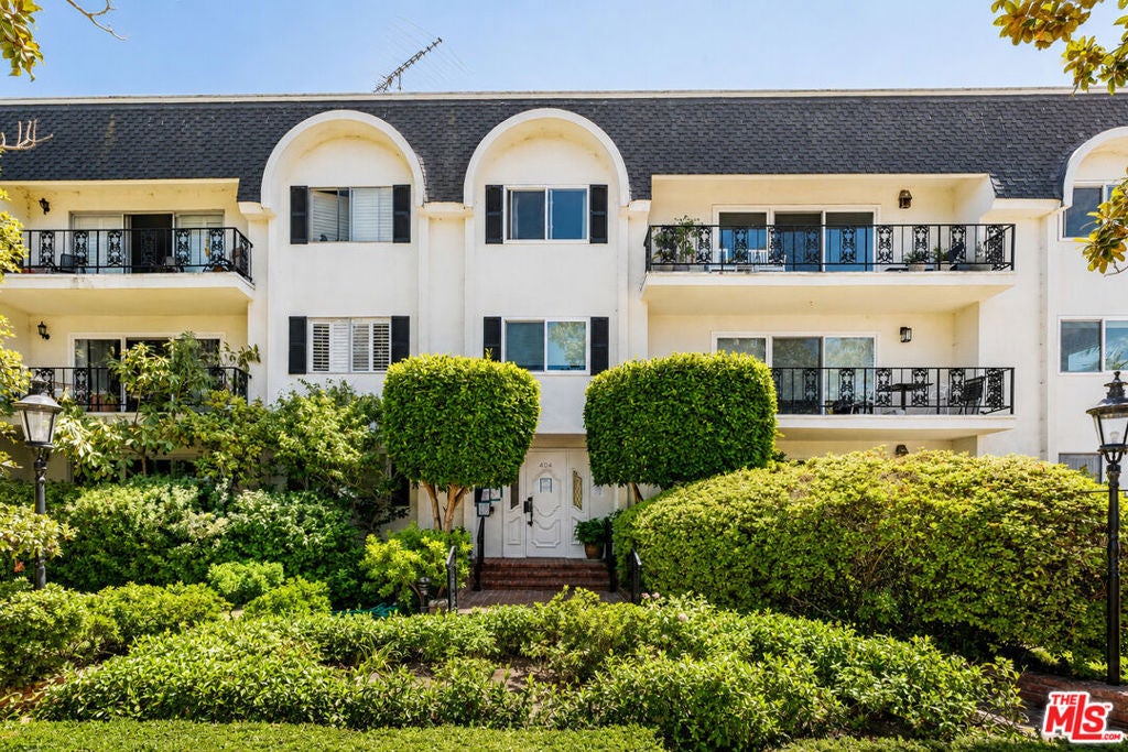 Photo of 404 San Vicente Boulevard #204, Santa Monica, CA 90402 (MLS # 26876487)