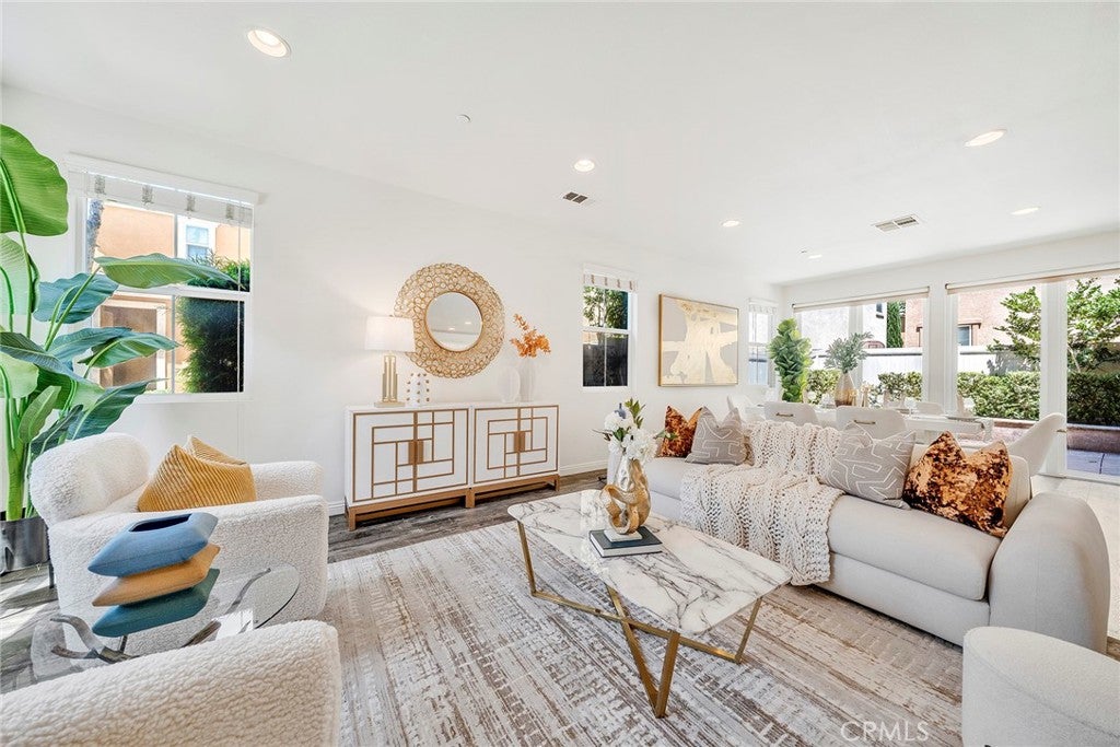 2991 E Via Corvina