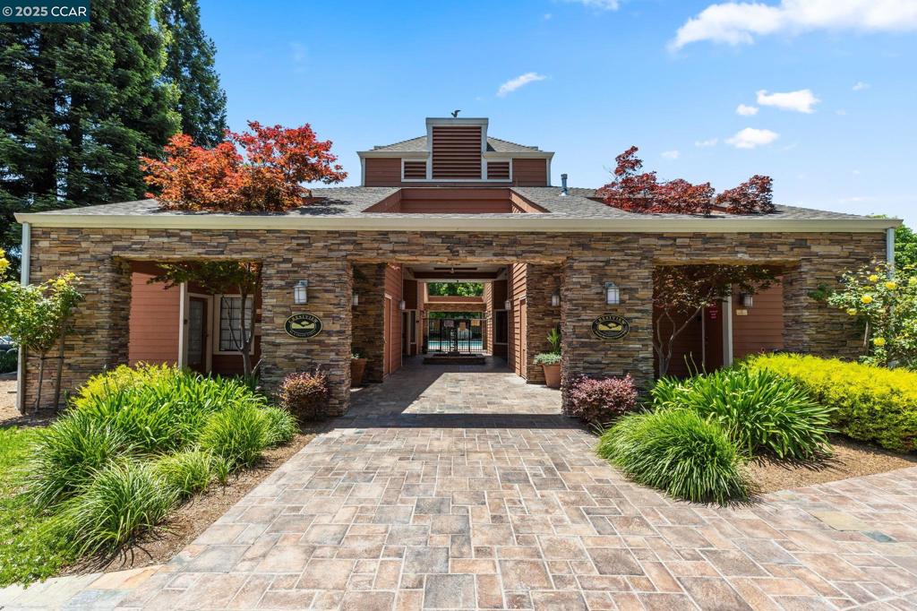 CRESTVIEW - Residential