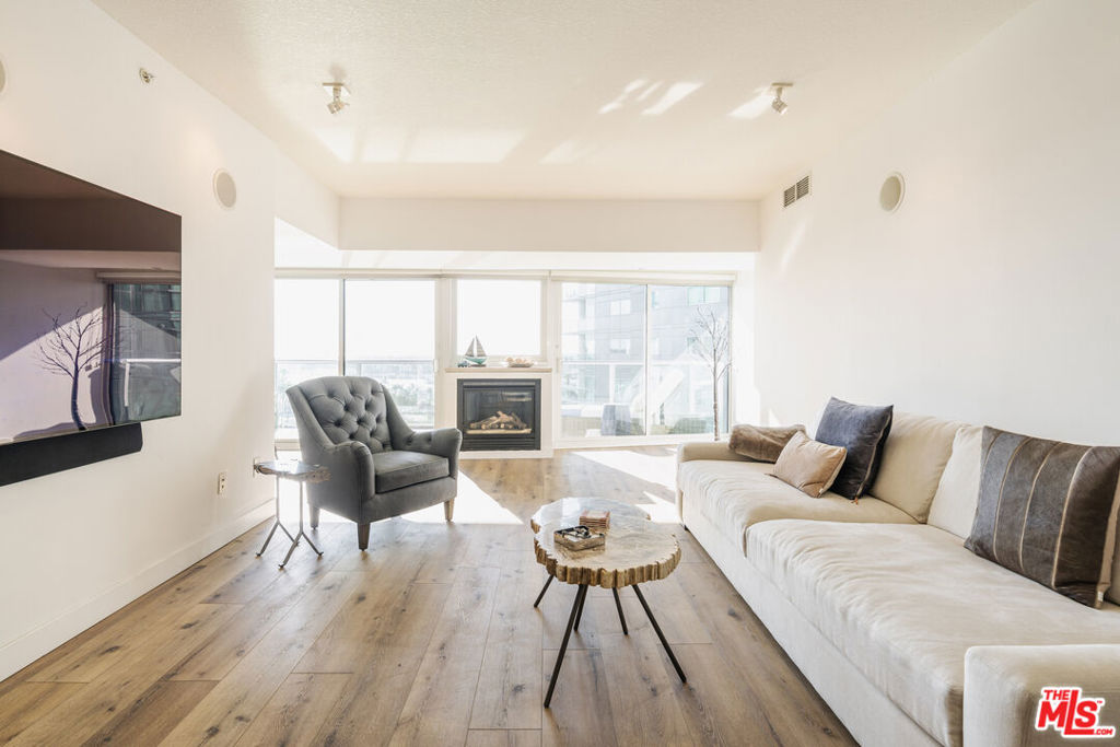 13600 Marina Pointe Drive 901