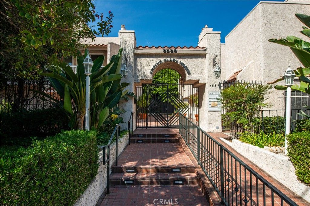 Photo of 5333 Zelzah Avenue #102, Encino, CA 91316 (MLS # SR25259344)