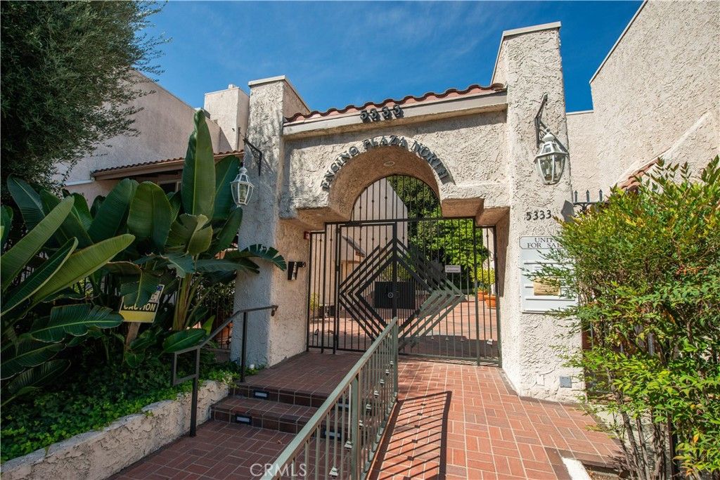 Photo of 5333 Zelzah Avenue #102, Encino, CA 91316 (MLS # SR25259344)