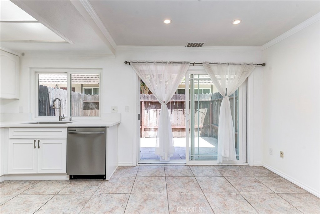 3733 N Harbor 44