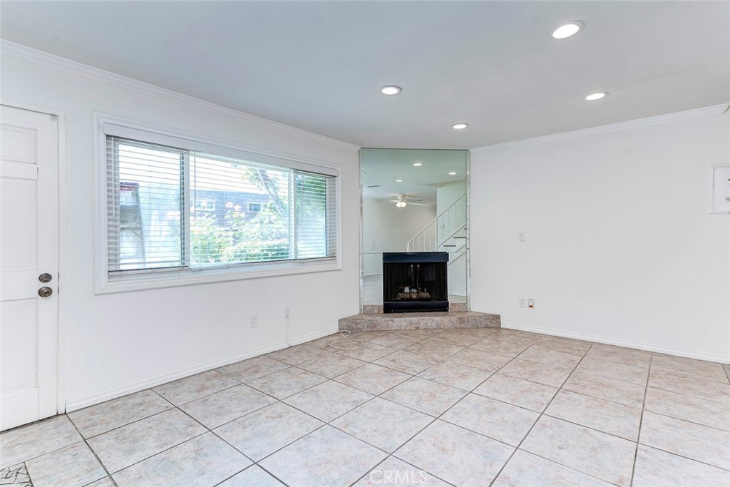 3733 N Harbor 44