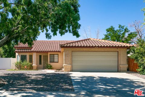Photo of 1010 E Avenue J6, Lancaster, CA 93535 (MLS # 25581747)