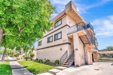 Photo of 1614 E Chevy Chase Drive #2, Glendale, CA 91206 (MLS # SR26148665)