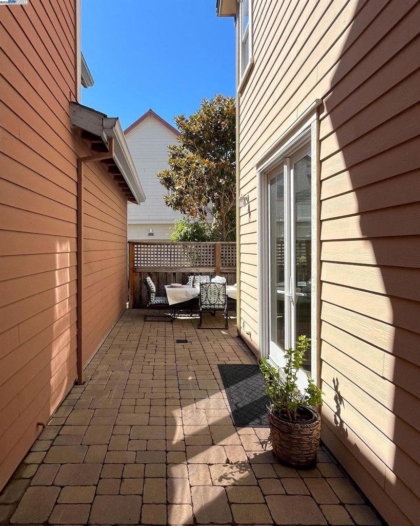HERCULES BY BAY - Residential