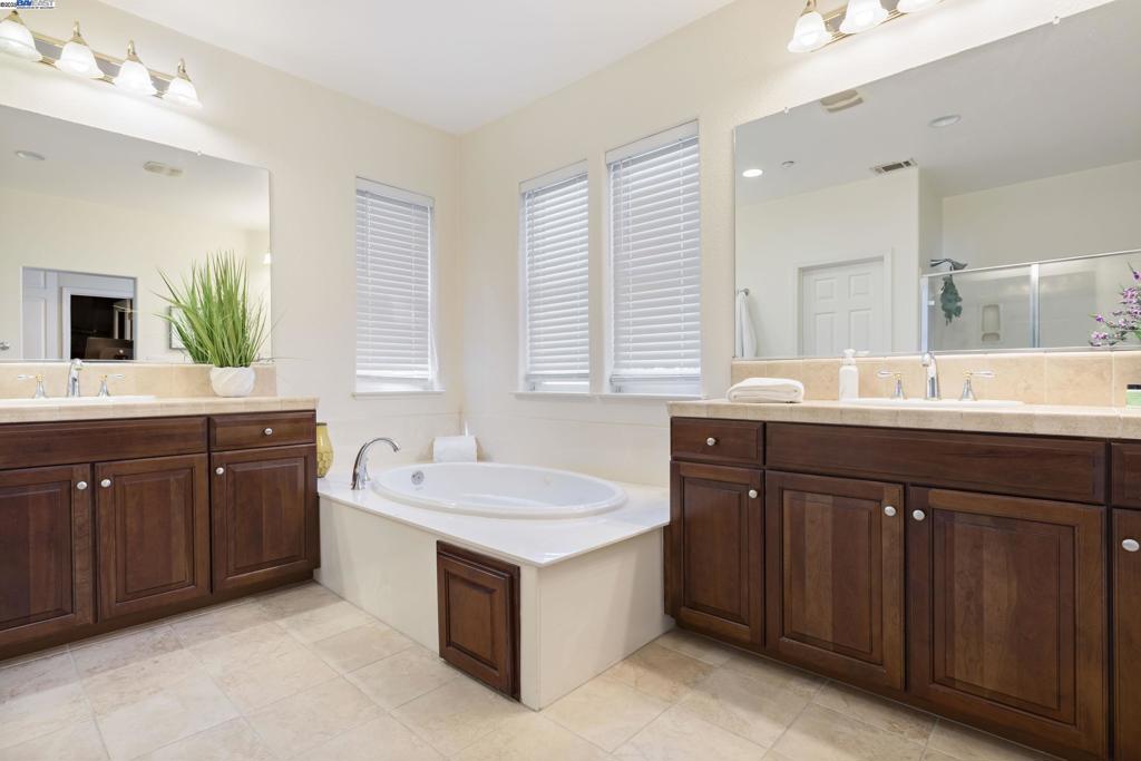 HERCULES BY BAY - Residential