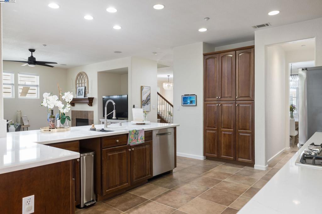 HERCULES BY BAY - Residential