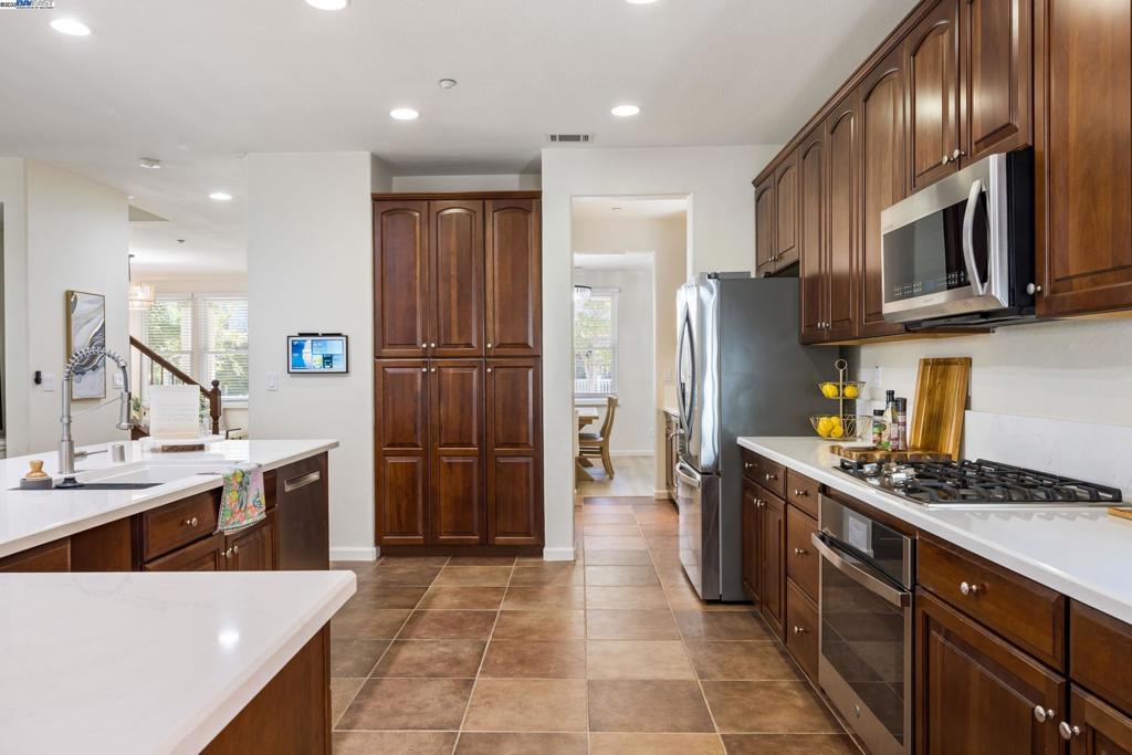 HERCULES BY BAY - Residential