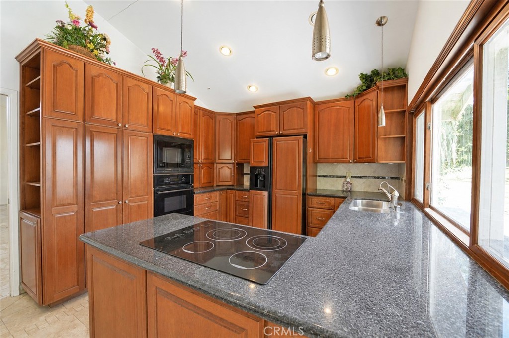 25572 Gloriosa Dr