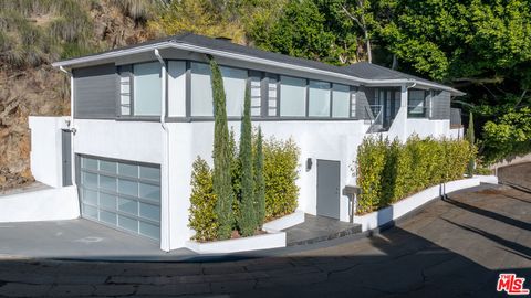 Photo of 8501 Hedges Place, Los Angeles, CA 90069 (MLS # 26636635)
